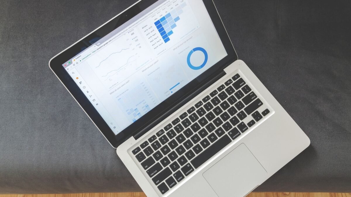 Laptop mostrando gráficas de datos