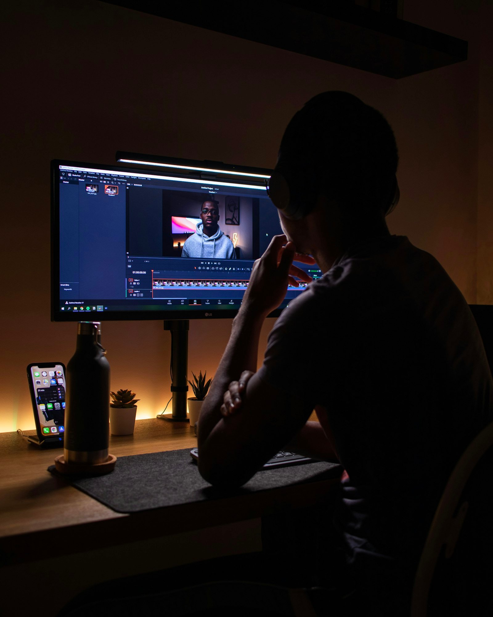 Persona editando video con audífonos