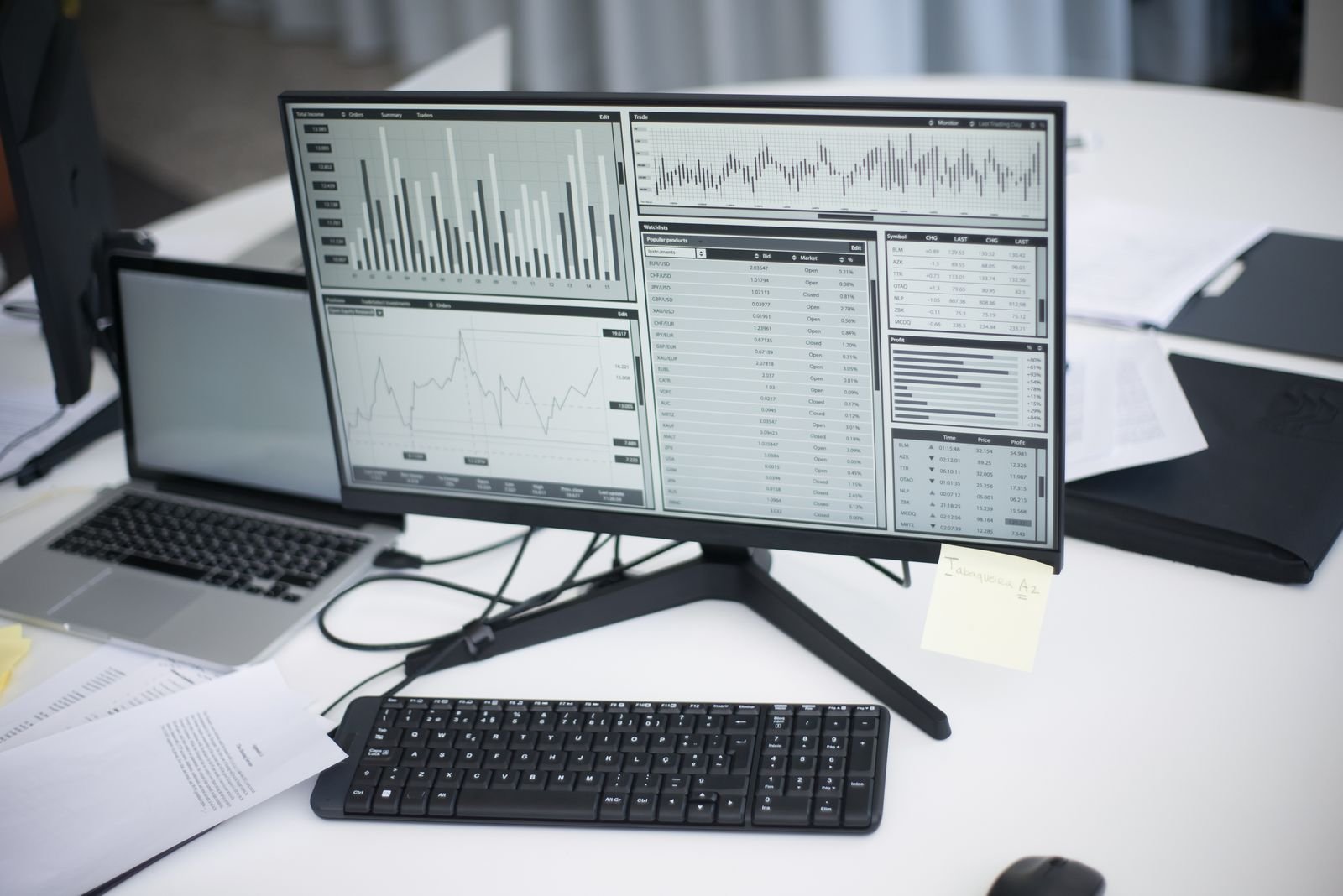 Espacio de trabajo con monitores y analítica