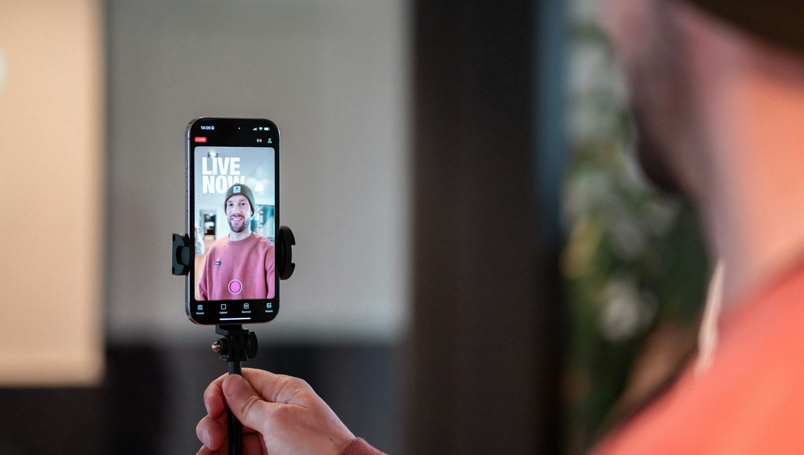 Creador grabando contenido en su smartphone