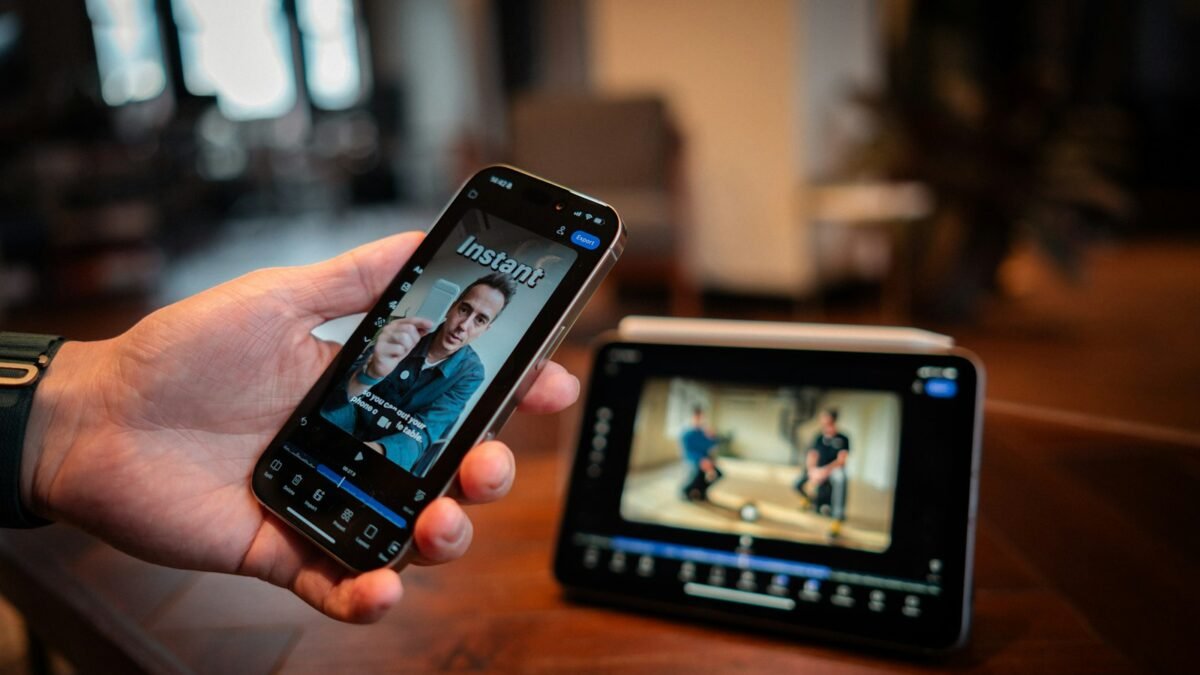 Persona sosteniendo un smartphone con contenido en video